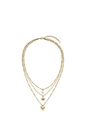 Collana d'oro a tre strati con catene che presentano una perla bianca, un ciondolo a forma di sole e un ciondolo a forma di cuore su sfondo bianco.
