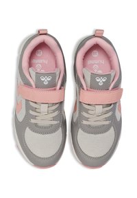 Graue und rosa Sneakers mit einem Obermaterial aus Mesh, gepolstertem Kragen und einem Klettverschluss. Strukturelle Akzente betonen das Design.