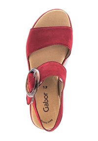 Sandalo in suede rosso con tre cinghie e fibbia metallica circolare. Soletta beige morbida con il marchio 'Gabor' e nota 'Best Fitting'.