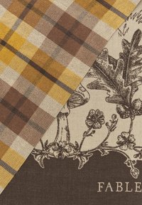 Kaksi kangaspalaa: toinen ruskea ja keltainen ruutu, toinen beige tummilla kasviillustraaioilla. Tekstuuriset pinnat, joissa on vastakohtaiset kuviot.