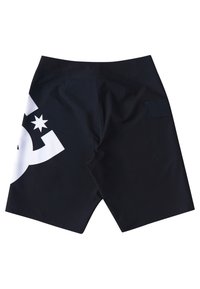 Schwarze Shorts aus glattem Stoff mit einem großen weißen Logo auf der linken Seite, einer Gesäßtasche und einem elastischen Bund für Komfort.