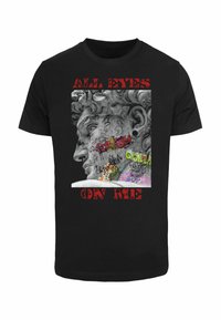 Juodas medvilninis marškinėliai su pilku stilizuotu biustu, apkrautu grafiti ir tekstu "VISOS AKYS Į MANE" viršuje ir apačioje raudonai.