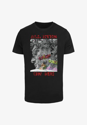 Musta puuvillapaita, jossa on harmaa, tyylitelty rintakuva, graffitilla sekä teksti "ALL EYES ON ME" ylhäällä ja alhaalla punaisella.