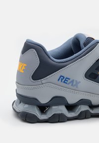 Nike Performance REAX 8 TR - Sapatilha de treino - wolf grey/ashen slate/thunder blue/laser orange/racer blue