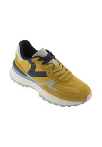 Sneaker in suede giallo con accenti blu navy, caratterizzate da una tomaia texturizzata, punta arrotondata e suola in gomma bianca con dettagli azzurri.