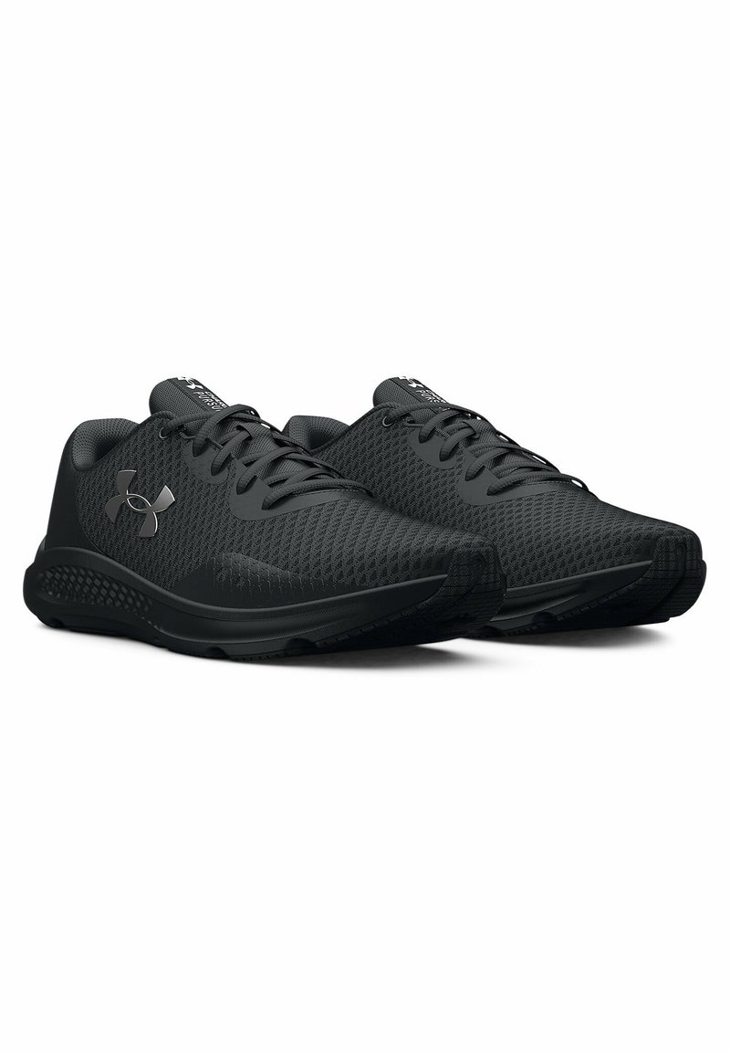 Czarne buty sportowe z teksturowaną siateczką u góry, płaskimi sznurówkami, wyściełaną podeszwą oraz odblaskowymi akcentami na logo i języku.
