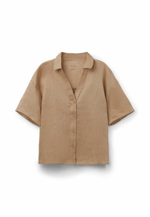 Beige linnen overhemd met korte mouwen, een kraag en een losse pasvorm, getoond op een witte achtergrond.