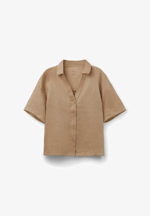 Beige linnen overhemd met korte mouwen, een kraag en een losse pasvorm, getoond op een witte achtergrond.