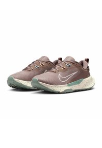 Lagane atletske cipele u mauve boji s teksturiranim mrežastim gornjištem, zelenim naglascima i točkasti srednjim dijelom. Imaju elegantan dizajn i izdržljiv potplat.