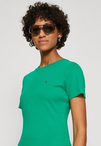 Tommy Hilfiger SLIM CODY - Marškinėliai su spaudiniu - olympic green
