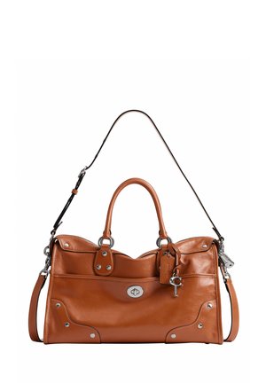 Sac à main en cuir marron avec garnitures argentées, poignées supérieures, bandoulière amovible, poche avant et porte-clés attaché à une étiquette.