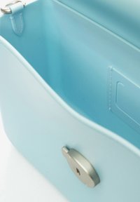 Contenitore di plastica blu con una finitura liscia e lucida, dotato di una serratura in metallo argentato e di forma rettangolare, ideale per la conservazione.