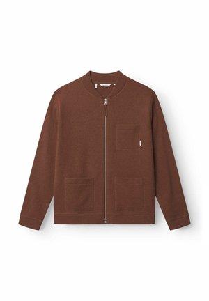 Jachetă din fleece maro cu guler rotund, fermoar frontal și două buzunare aplicate. Prezentă o textură moale și un design casual.