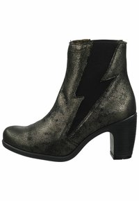 Stivale alla caviglia nero metallico con pannelli elastici, design a saetta sui lati e tacco spesso. Finitura strutturata e punta arrotondata.