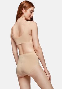 Ensemble de soutien-gorge beige et de culotte taille haute, design sans couture, tissu doux, larges bretelles, détails de couture subtils, offre une couverture totale du dos.