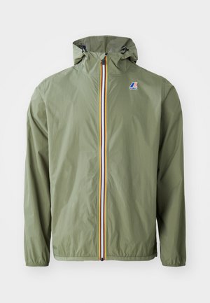 Giacca leggera verde oliva con zip frontale, cappuccio regolabile e dettagli multicolori a strisce sulla zip. Presenta polsini elasticizzati.