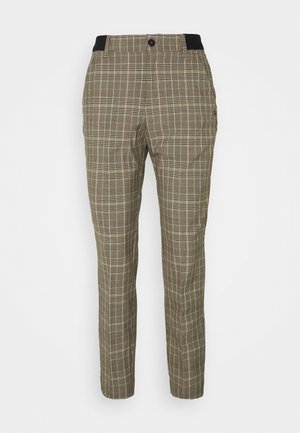 Pantalon à carreaux marron et beige, avec une ceinture noire, coupe slim et un motif texturé avec des lignes verticales et horizontales.