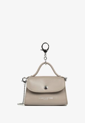 Beige mini handtas sleutelhanger met zilveren haak, korte hengsel, kettingdetails, knoopsluiting en het "LANCASTER PARIS" logo aan de voorkant.