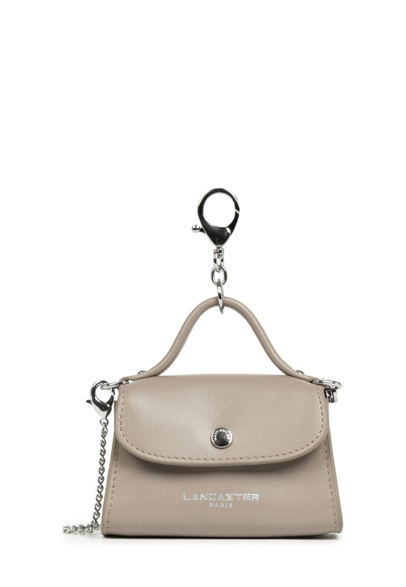 Portachiavi mini borsa beige con gancio argentato, manico corto, dettaglio a catena, chiusura a bottone e logo "LANCASTER PARIS" sul davanti.