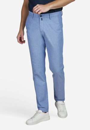 Helleblaue Baumwollmischungshose mit glatter Textur, geradem Schnitt und Knopfverschluss vorne, kombiniert mit weißen Sneakers.