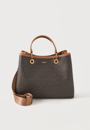 Sac à main Aldo marron et noir à motifs, avec doubles poignées, anneaux dorés et une large bandoulière réglable sur fond blanc.