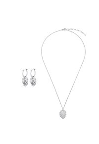 Set di gioielli in argento composto da una collana con un grande pendente a forma di foglia e orecchini a cerchio con piccoli design di foglie, tutti finemente dettagliati.