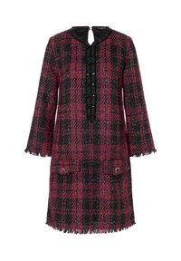 Kleid mit rot-schwarzem Karomuster, hergestellt aus strukturiertem Stoff, mit Rundhalsausschnitt, Fransen-Saum und Knopfakzenten auf der Vorderseite. Lange Ärmel und zwei Taschen.