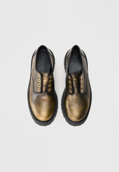 Schwarze und goldene metallic Leder Schuhe mit abgerundetem Zehenbereich, goldenen Ösen und einer dicken schwarzen Sohle. Glatte Textur und keine sichtbaren Muster.