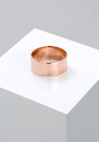 Anello in oro rosa con una superficie liscia e lucida, caratterizzato da un design a banda larga. Marcato con "925" sul lato interno, che indica l'argento sterling.
