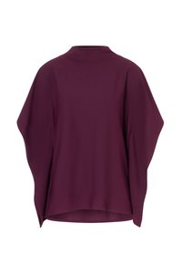 Pflaumenfarbener, lockerer Pullover mit hohem Kragen und weiten, drapierten Ärmeln, aufgenommen vor einem weißen Hintergrund.