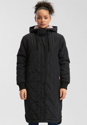 Zwarte gewatteerde lange jas met capuchon, voorzien van een roze fleece voering en ribgebreide manchetten. Minimalistisch design met een knoopsluiting.