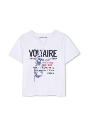 T-shirt blanc à manches courtes avec texte noir et rouge, comprenant un graphisme de tête de mort avec des ailes, des coordonnées et une adresse à Paris.