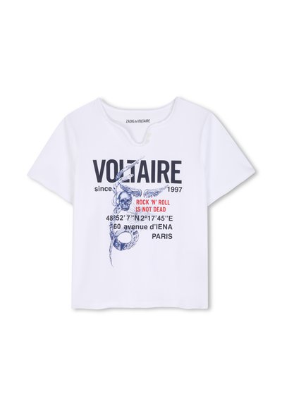 Λευκό κοντομάνικο T-shirt με μαύρο και κόκκινο κείμενο, που περιλαμβάνει γραφικό με κρανίο με φτερά, συντεταγμένες και διεύθυνση στο Παρίσι.