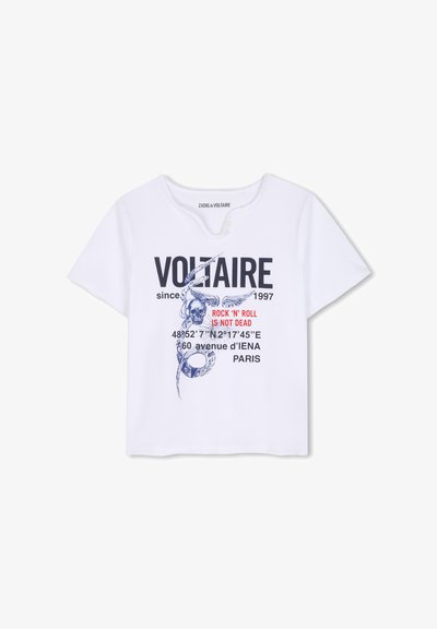 Λευκό κοντομάνικο T-shirt με μαύρο και κόκκινο κείμενο, που περιλαμβάνει γραφικό με κρανίο με φτερά, συντεταγμένες και διεύθυνση στο Παρίσι.