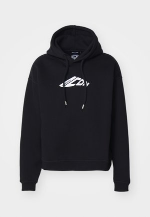 Hoodie cropped preto feito de tecido macio, com capuz ajustável e um logótipo branco no peito, com punhos e bainha canelados.