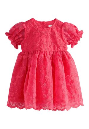 Vestido para niño pequeño de color rosa brillante con superposición de encaje floral, mangas cortas abullonadas y dobladillo festoneado.