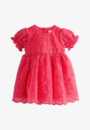 Helles pinkfarbenes Kleinkindkleid mit floraler Spitzenschicht, gepufften kurzen Ärmeln und gewelltem Saum.