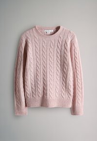 Morbido maglione in lana rosa chiaro con trecce, maniche lunghe e polsini e orlo a coste, mostrato disteso su uno sfondo neutro.