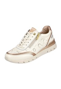Zapatilla de cuero blanca con diseño perforado, acentos metálicos en beige, cremallera lateral y suela texturizada para mayor agarre. Ideal para uso casual.