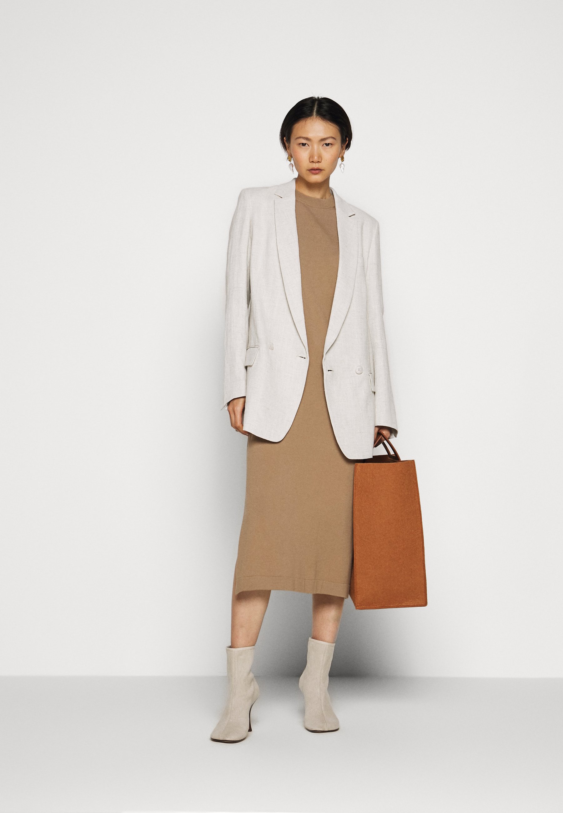 WEEKEND MaxMara ONDA Strikket kjole kamel Zalando.no WEEKEND MaxMara DIEGO - Vest - kamel