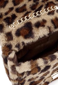 Leopardprint nepleren tas met gouden kettingaccent. Zachte textuur, rechthoekige vorm en een donkere stofvoering aan de binnenkant.