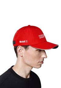 Czerwona czapka z teksturowanej tkaniny, z białym logo "Porsche Motorsport" oraz brandingiem "Mobil 1", z wygiętym daszkiem i kontrastowymi obszyciami.
