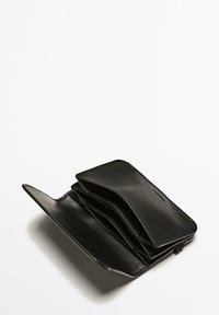 Sorte læderpung med flere rum, glat tekstur og slankt design, delvist åben for at vise indre sektioner.