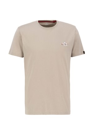 Bež majica od pamuka s kratkim rukavima, okruglim izrezom i malim crvenim i bijelim logotipom na lijevoj strani prsnog koša. Glatka tekstura, ležeran dizajn.