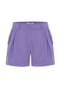Shorts ajustés violets avec des plis à l'avant, des poches latérales et des détails en bouton. Texture lisse et design épuré.
