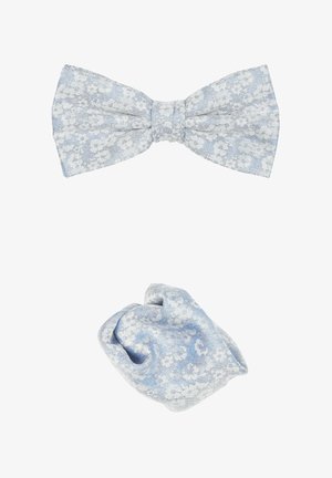 Hellblaues Blumen-Spitzenfliegenband über einem passenden Haarschneider, beide mit einem filigranen Muster und glatter Textur.
