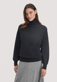 Schwarzer Rollkragenpullover mit langen Puffärmeln und geripptem Bund, aus einem weichen Material gefertigt; minimalistisches Design, keine Muster oder Akzente.
