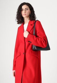 Vero Moda Tall VMFORTUNESARA LONG COAT - Klasszikus kabát - salsa