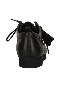 Mustat nahkakengät, joissa on sileä pinta, pyöristetty muoto ja matala, kuvioitu kumipohja. Ominaisuuksiin kuuluvat narut ja hillitty logo.