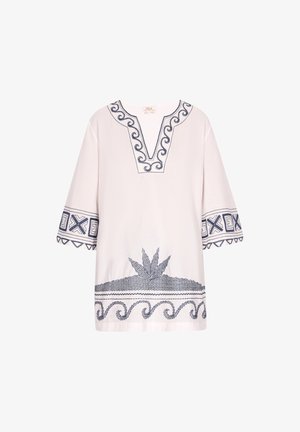 Túnica color rosa claro con bordado azul marino que presenta un escote en V, patrones decorativos en las mangas y el dobladillo, y un diseño de hoja en el centro.